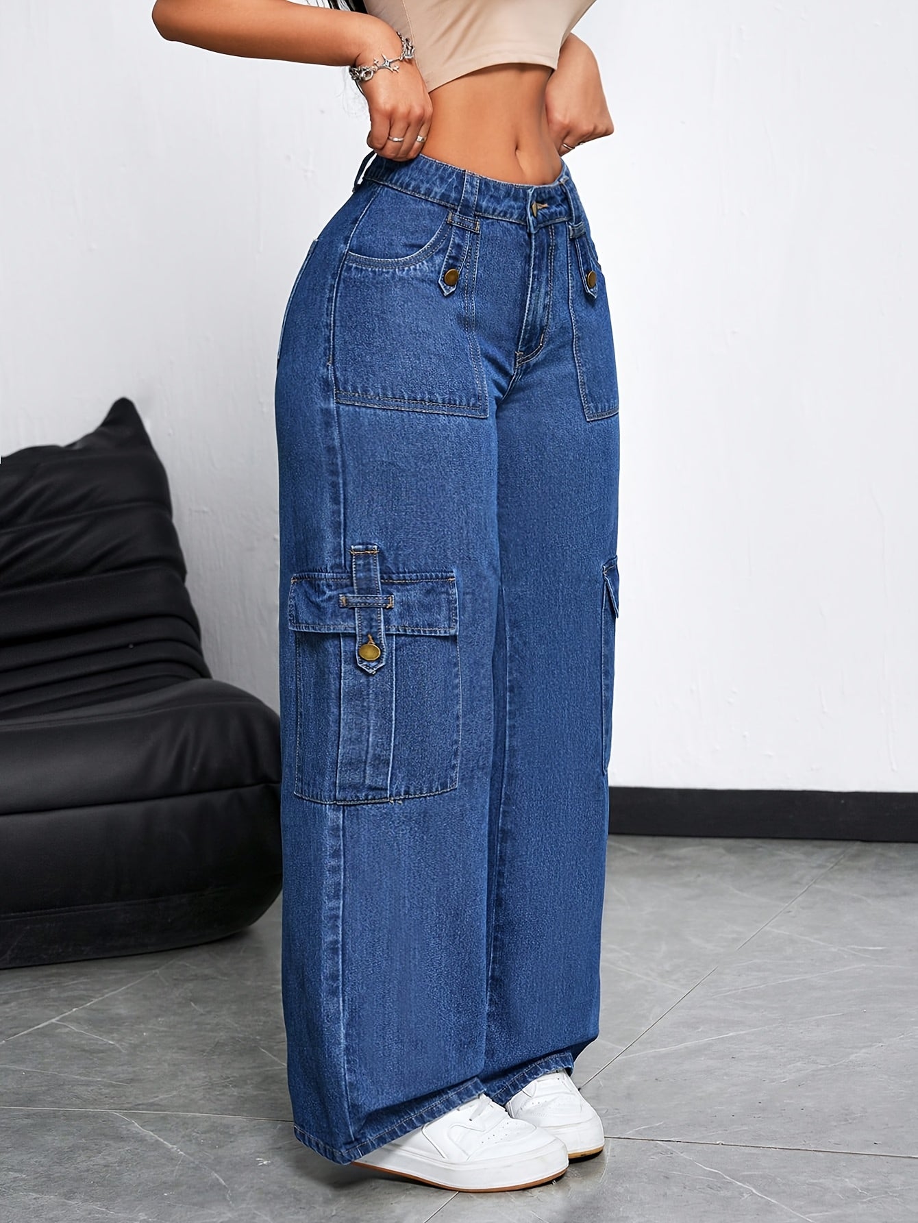 Jeans folgados de senhora ligeiramente elásticos com vários bolsos e elementos decorativos únicos, cor original, acabamento lavado, estilo de perna larga reta, streetwear moderno.
