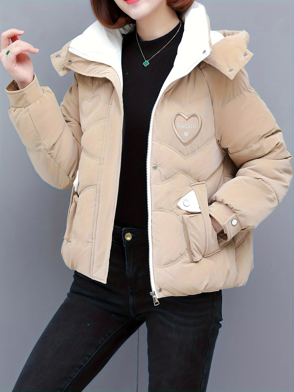 Jaqueta com Capuz de Inverno Feminina - Elegante Casaco Bege e Branco com Zíper e Design de Coração, Roupa Externa Quente de Poliéster para Looks Casuais ou Chiques, Jaqueta de Inverno