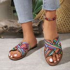 Sandálias de Verão Casuais para Mulheres - Elegantes Chinelos Planos de Dedo Aberto com Padrão Geométrico Vibrante, Cano Marrom e Sola de Borracha Preta, Perfeitas para a Praia ou Vestuário Casual, Calçado de Praia | Sandálias com Padrão Geométrico | Sandálias com Cano de Lona