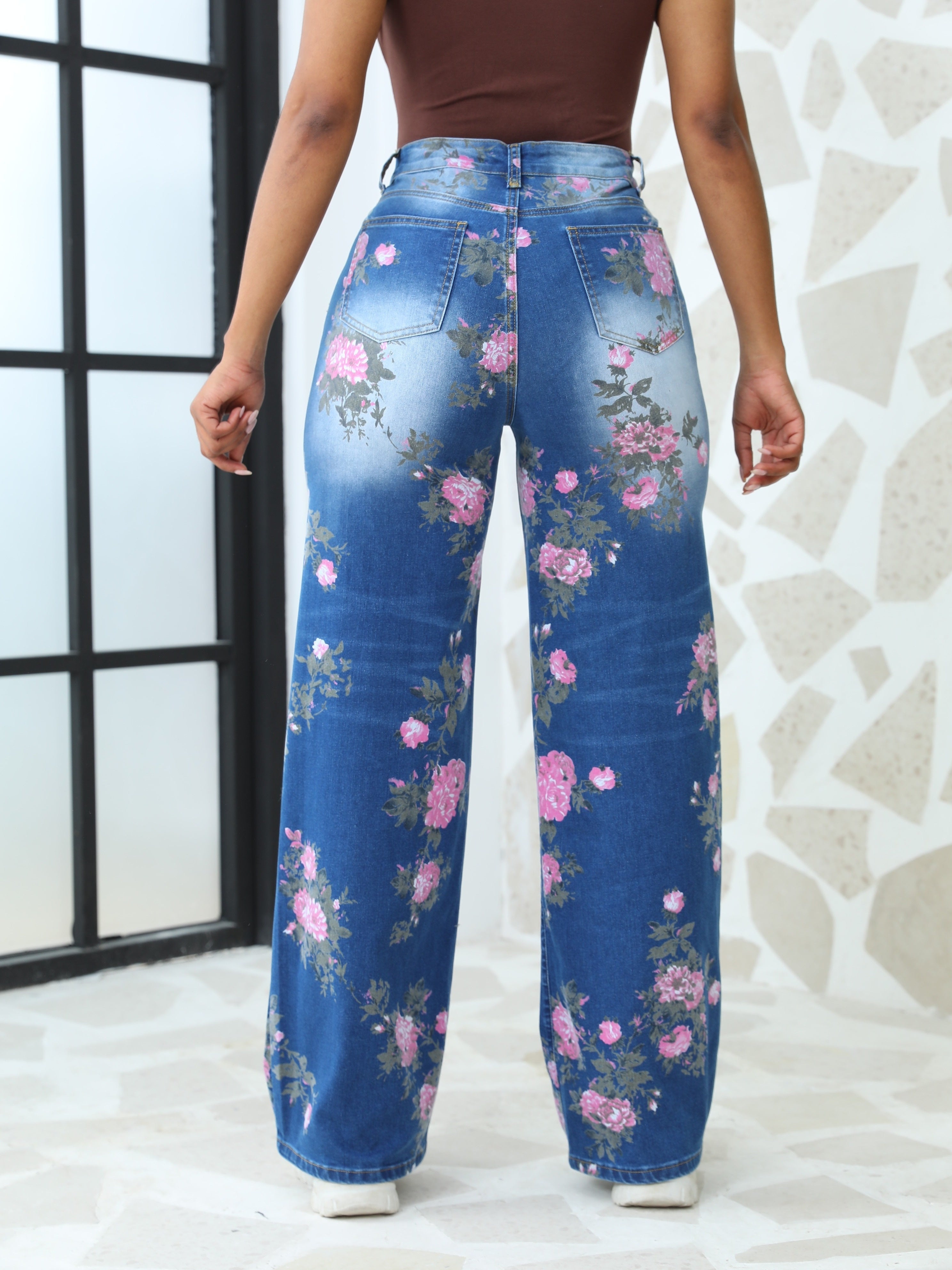 Calças de ganga de cintura alta para mulheres com estampa floral rosa vibrante - pernas retas, fecho de botão, calças longas casuais para verão e outono, calças de ganga de cintura alta, roupa casual de outono, ajuste confortável