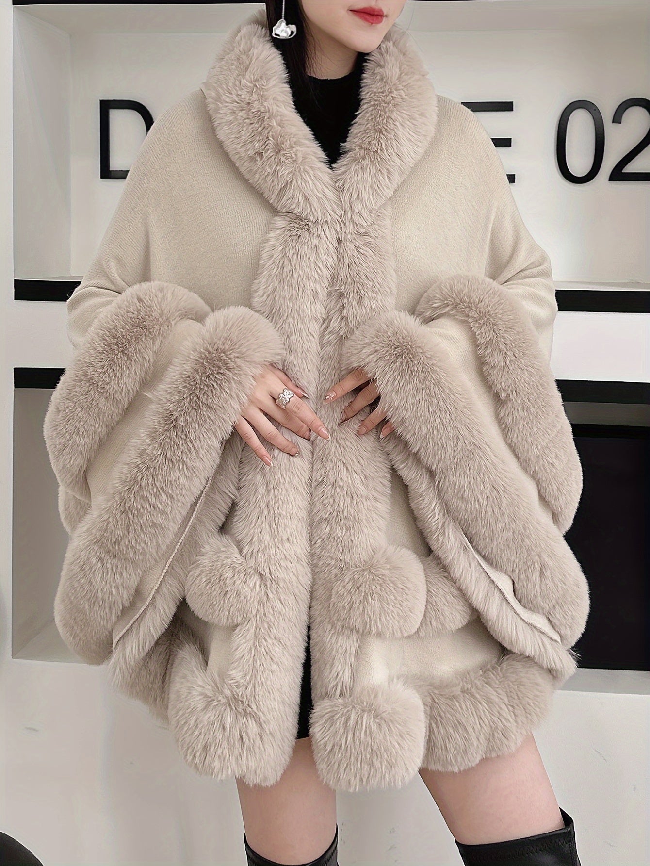 Cardigan com Capuz Estilo Cape Forrado em Pele Sintética para Mulheres - Casaco Grande e Aberto de Pelúcia Borgonha para Clima Frio, Elegância Inspirada no Oriente Médio, Somente Limpeza a Seco, Casacos de Inverno Femininos, Vestuário para Tempo Friíssimo, Roupa Externa Estilo Cape, Casaco de Tecido Luxuoso