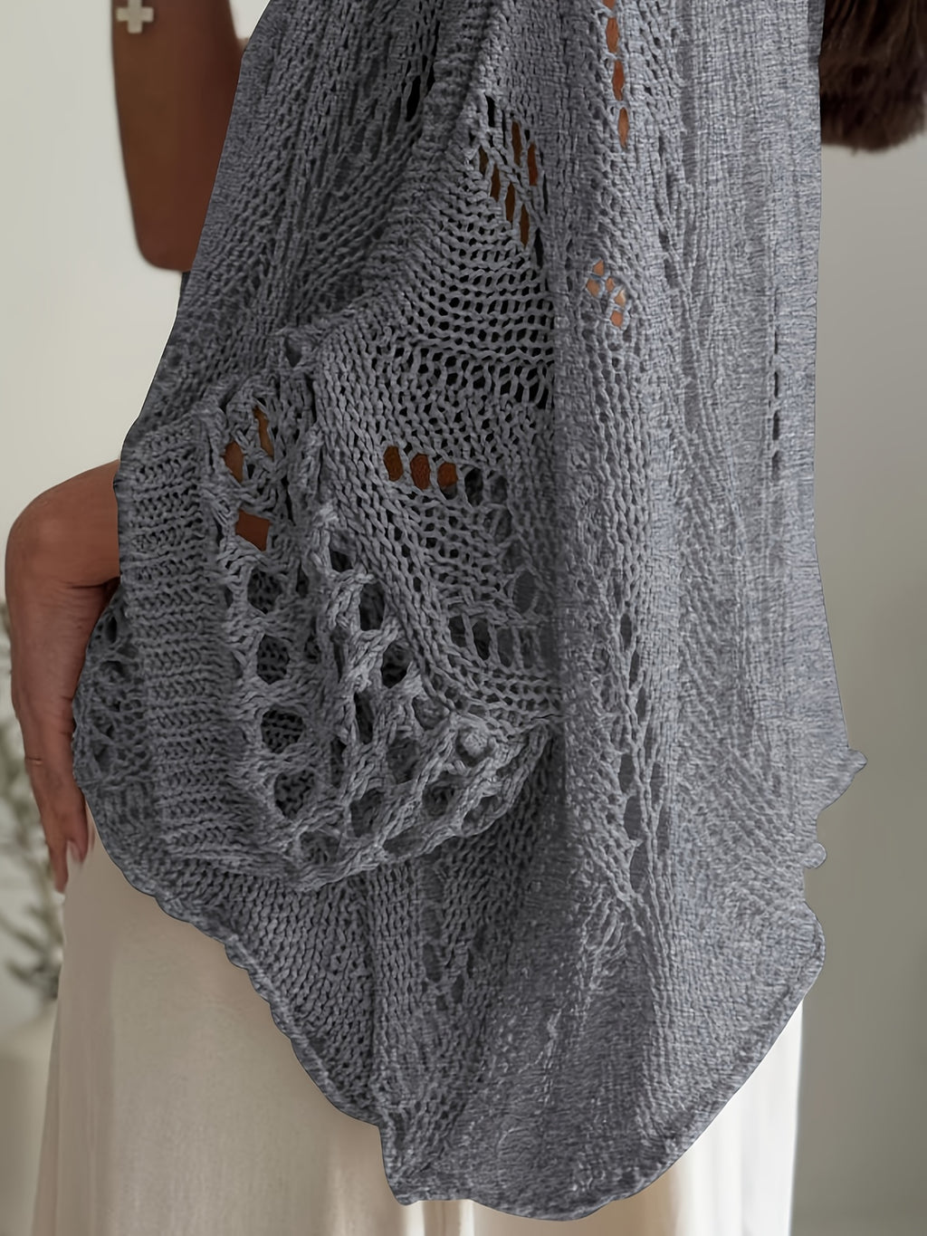 Plus Size, Top Casual Feminino com Recorte Geométrico e Manga 3/4 - Cobertura Protetora Solar Solta para Primavera/Verão, Roupa de Praia Translúcida e Respirável, Camada de Proteção Solar, Estampa Crochê, Tecido Lavável à Mão, Elasticidade Média