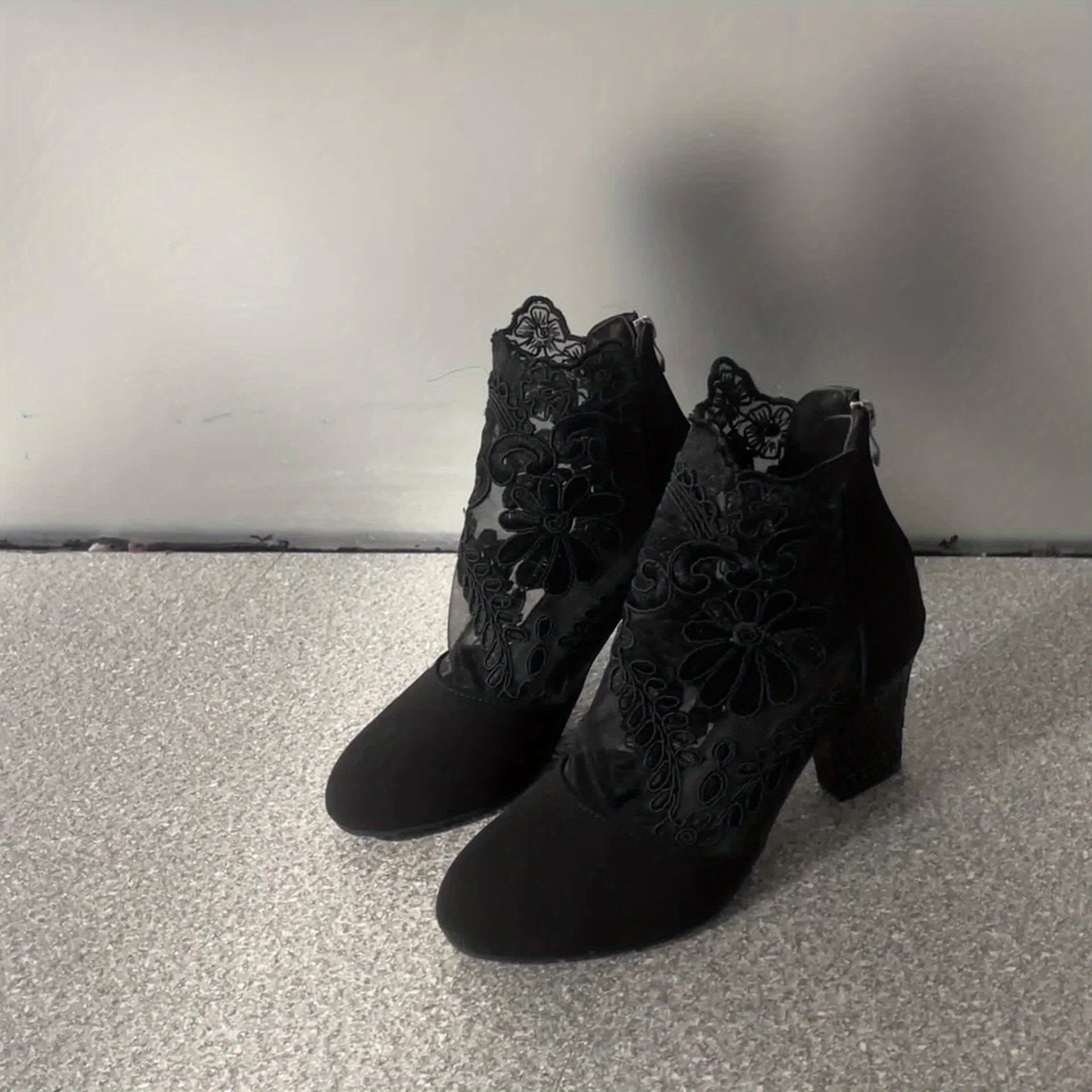 Botas Femininas de Tornozelo: Preto com renda bordada - salto bloco em malha, estilo Gótico e Bohemian. Presente ideal para mulheres, perfeitas para vestidos elegantes, festas, casamentos e viagens