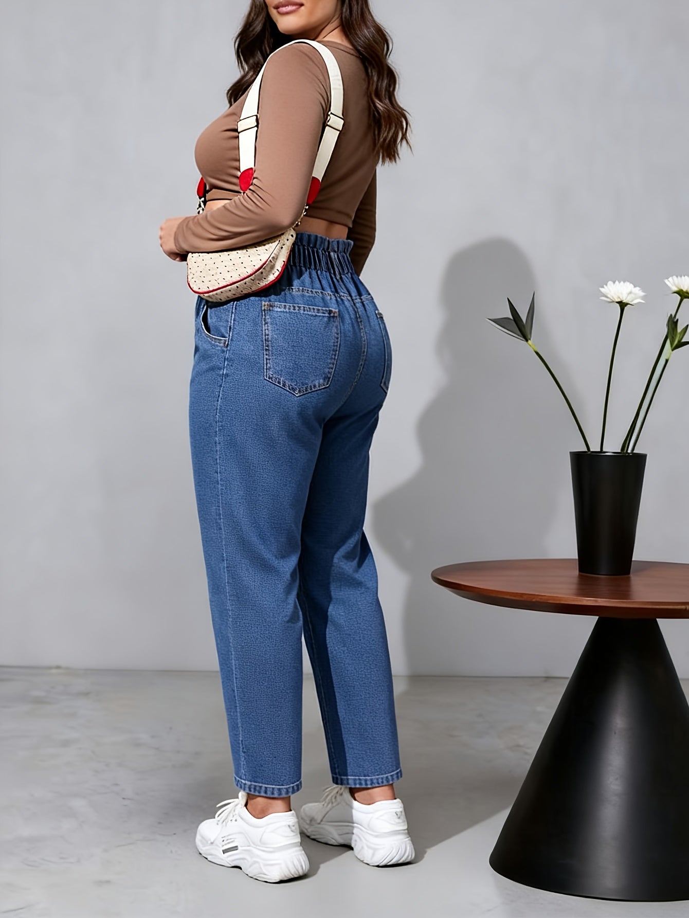 Calças jeans femininas plus size de cintura alta e afunilada, estilo casual e elegante, adequadas para todas as estações