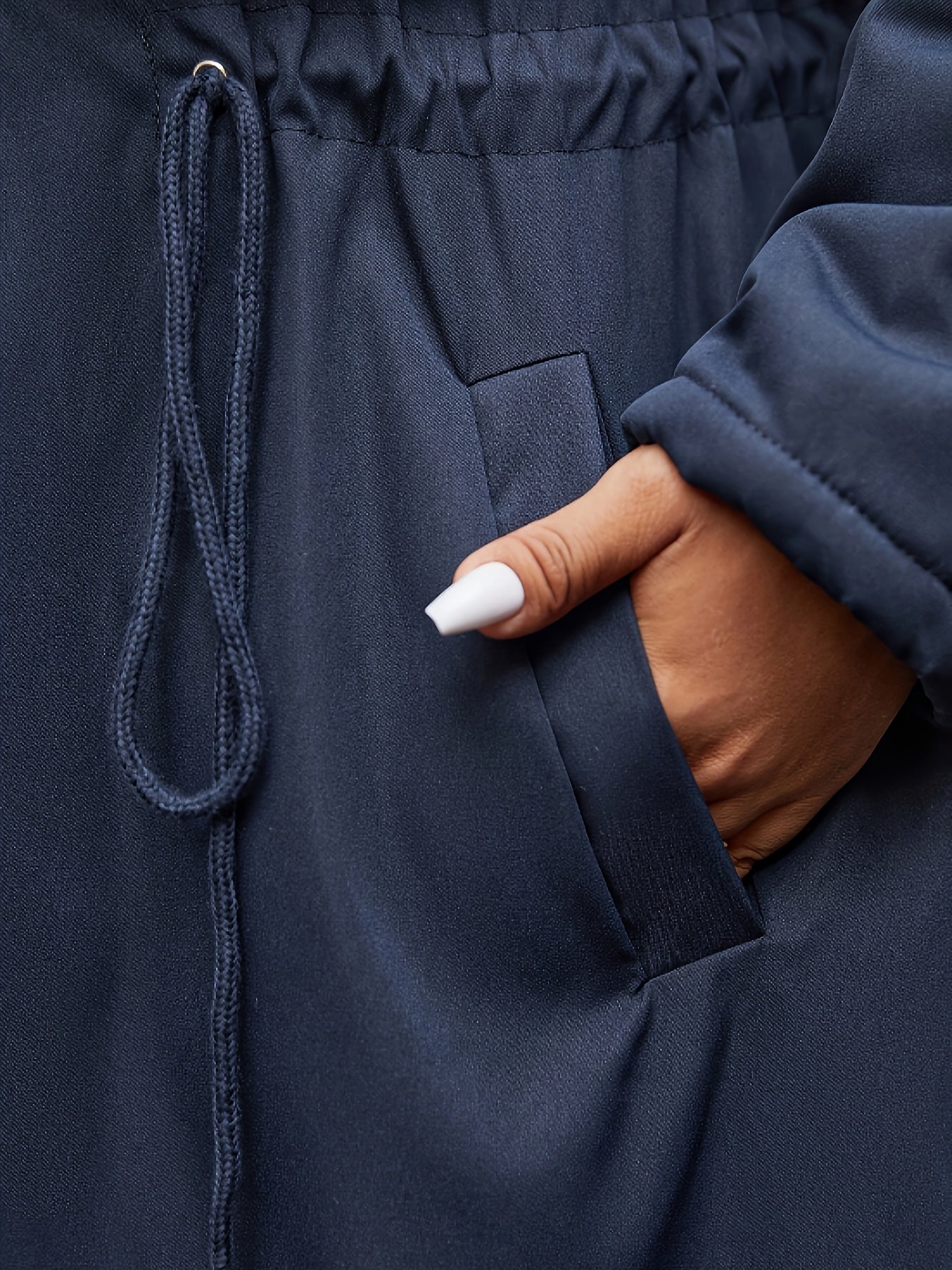 Casaco Plus Size Feminino com Capuz e Cinto, Acolchoado e Pelúcia Falsa - Jaqueta Parka Longa Azul Marinho para Inverno, Elegante e Casual, Lavável à Mão (Pronto a Usar)