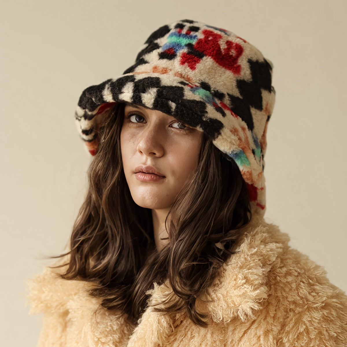 1pc Chapéu de Pescador Feminino - Chapéu Balde Leve e Quente para o Inverno com Estampa Aleatória, Pele Sintética Macia, Ajustável 55.88-60.96 cm para Natal & Uso Diário, Design Facial, Chapéus de Inverno, Acessório Festivo, Padrão Tiedye