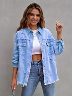 Jaqueta de ganga Boho-Chic de tamanho grande para mulheres com detalhes desgastados - Azul claro, tamanho grande, fecho de botão, mangas compridas, bainha desfiada, estilo casual para todas as estações, roupa exterior casual | Jaqueta de bainha desfiada | Jaqueta de bainha desfiada