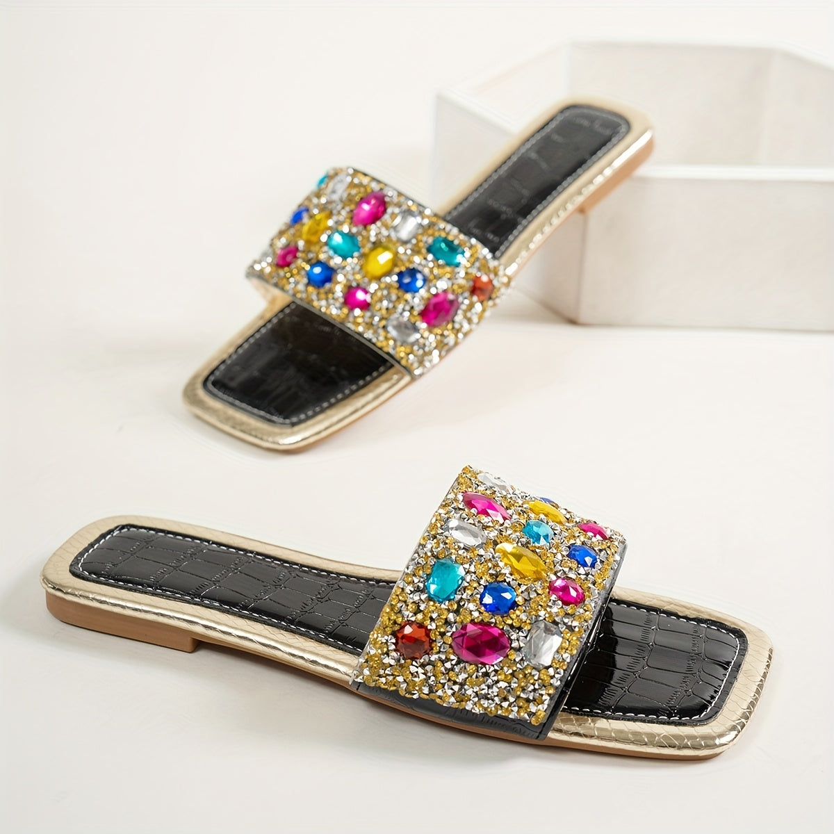 Sandálias Femininas Coloridas com Strass - Elegantes Sandálias de Dedo Aberto para o Verão com Design de Pedras Preciosas Vibrantes, Chinelos Casuais Confortáveis para Festas e Eventos ao Ar Livre, Calçados de Praia | Sandálias Vibrantes | Decorações com Pedras Preciosas, Sandálias Femininas