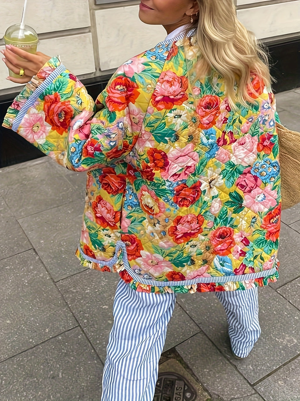 Tamanho Grande - Casaco de Mulher Plus Size com Design Estampado Elegante e Bordas com Folhos, Vibrante e Atraente.