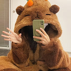 Manta com capuz de capivara em estilo preppy - Tamanho adulto, em poliéster tricotado de fleece coral, com tema de animal, vestido de noite com bolsos e punhos ajustados, lavável à máquina, sem estampado.