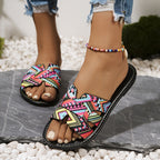 Sandálias de Verão Casuais para Mulheres - Elegantes Chinelos Planos de Dedo Aberto com Padrão Geométrico Vibrante, Cano Marrom e Sola de Borracha Preta, Perfeitas para a Praia ou Vestuário Casual, Calçado de Praia | Sandálias com Padrão Geométrico | Sandálias com Cano de Lona