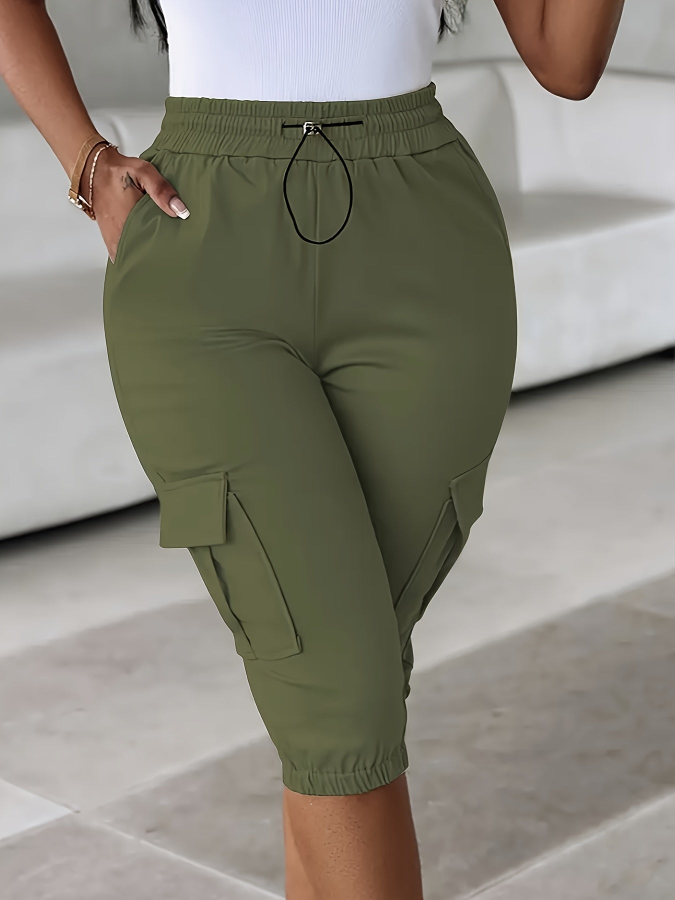 Shorts Cargo Plus Size Femininos - 100% Poliéster, Cintura com Cordão, Ajuste Solto e Comprimento Médio, Múltiplos Bolsos, Lavável na Máquina para Primavera/Verão/Outono, Viagens e Lazer, Essenciais de Férias