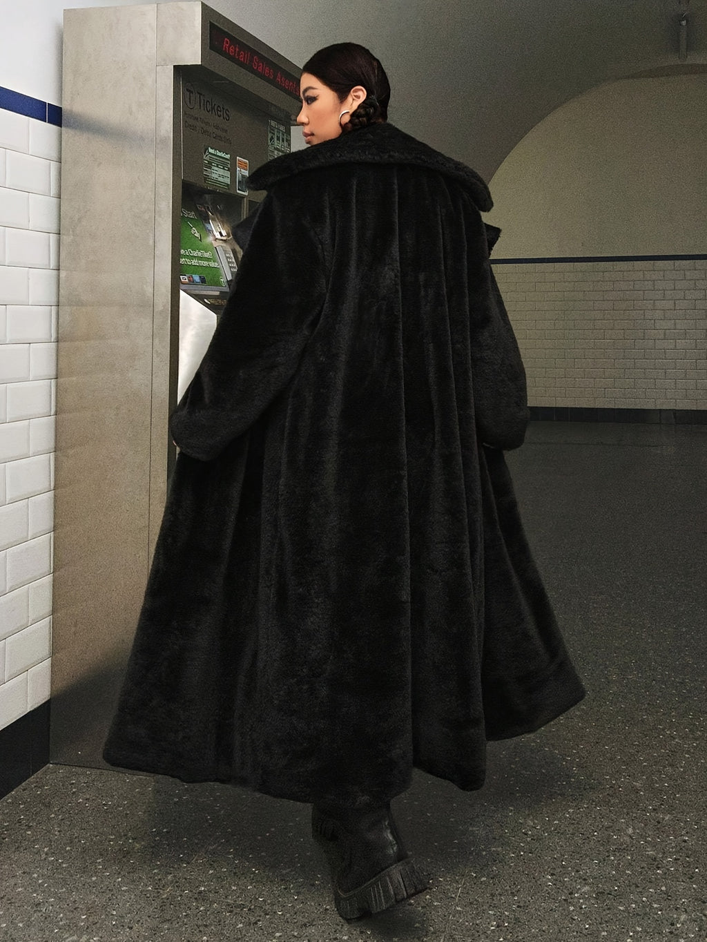 Casaco de pelo falso de cor sólida de tamanho grande, elegante casaco comprido com gola de lapela e mangas compridas para o outono e inverno, roupa de tamanho grande para mulher