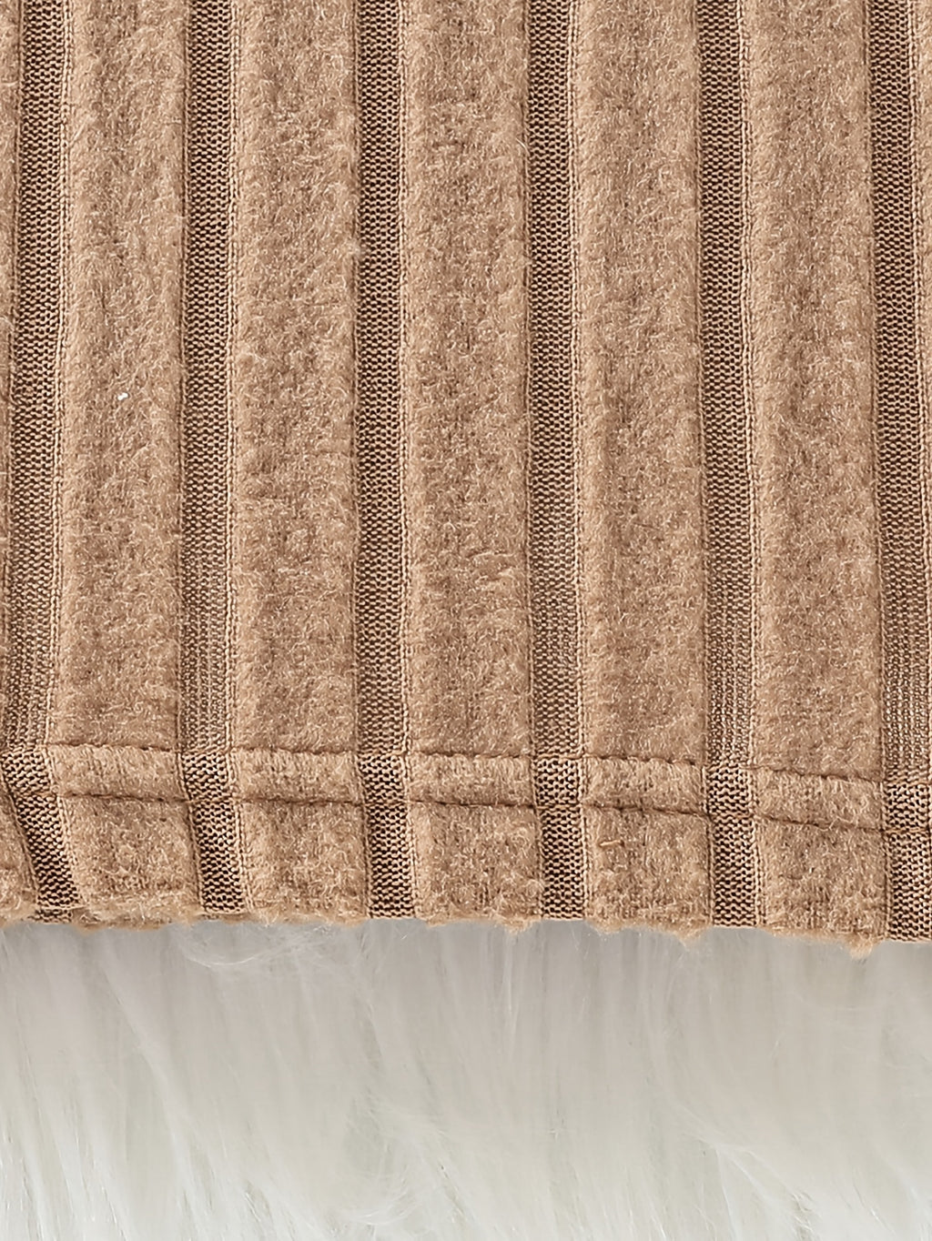 Vestido para meninas e bolsa de cor sólida. A blusa de gola redonda e manga longa é feita de tecido canelado aveludado, com mangas estampadas em padrão de botões de rosa em material fofo como rosas peludas—ideal para uso casual ao ar livre na primavera ou outono