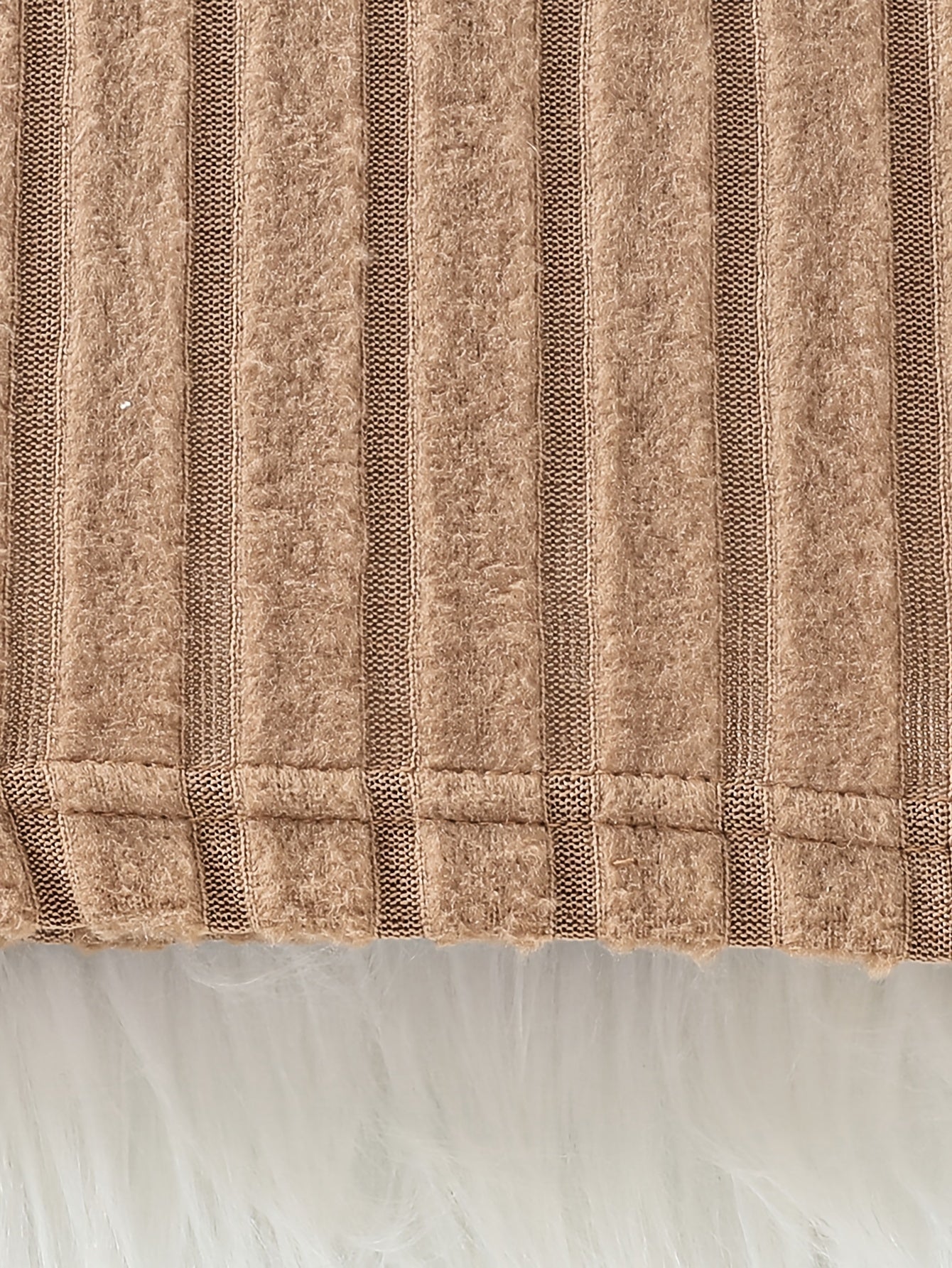 Vestido para meninas e bolsa de cor sólida. A blusa de gola redonda e manga longa é feita de tecido canelado aveludado, com mangas estampadas em padrão de botões de rosa em material fofo como rosas peludas—ideal para uso casual ao ar livre na primavera ou outono