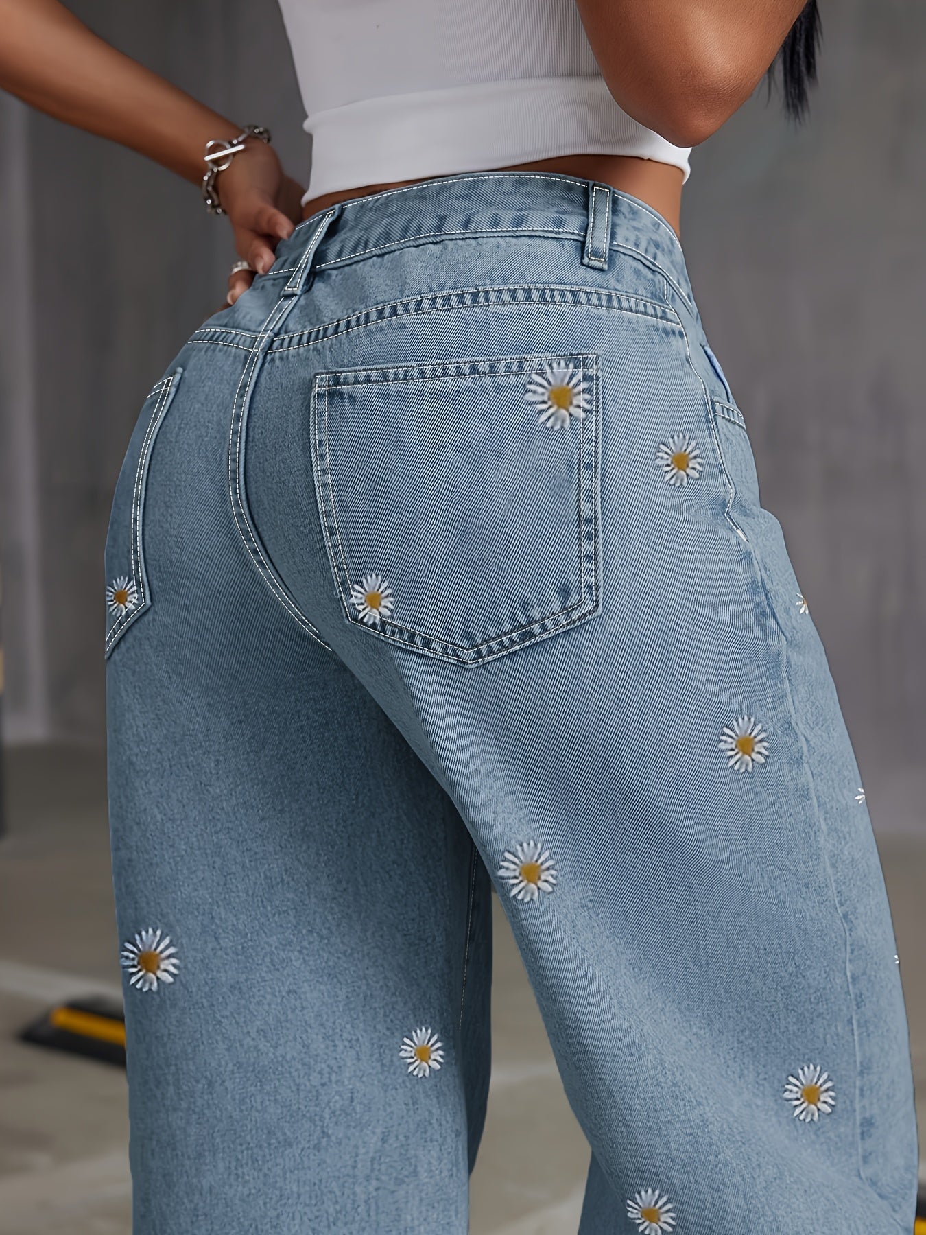 Jeans de cintura subida e perna reta com padrão elegante de margaridas bordadas | Corte oversized, para usar em todas as estações, ganga azul clara, fecho com botões