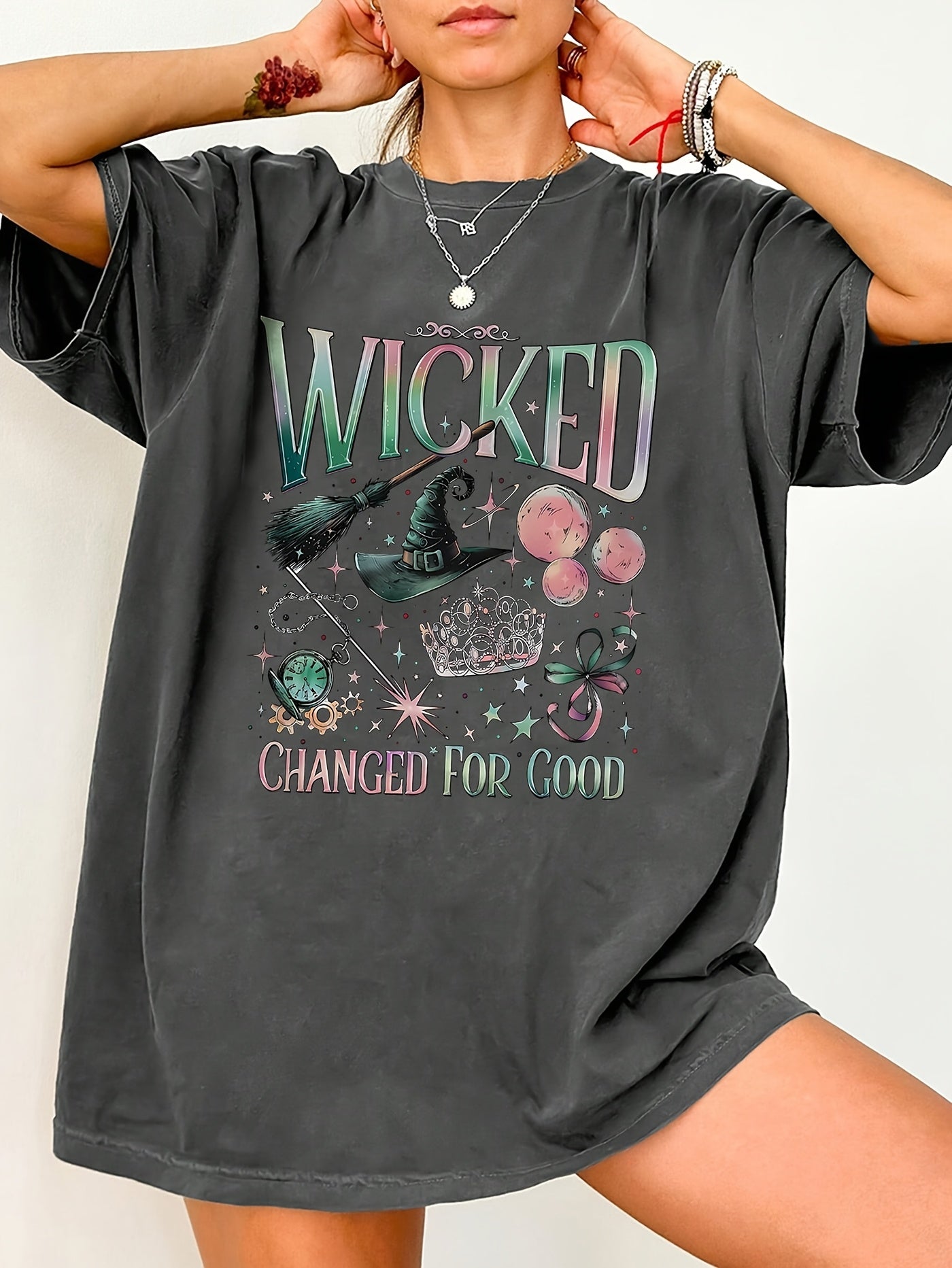 Camiseta Casual Feminina Plus Size Manga Curta Gola Redonda - Estampa de Bruxa e Celestial com Slogan "Wicked Changed for Good", Tecido Elástico Médio, Lavável em Máquina, Moda Verão, Vestuário Descontraído