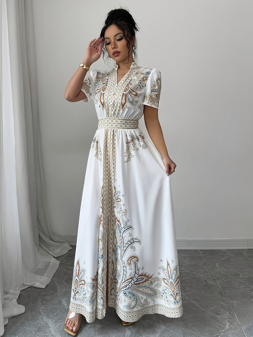 Vestido Maxi Elegante com Estampa Floral Bohemiana com Mangas Puff e Cintura Cinchada - Branco com Acentos Azuis e Dourados, Perfeito para Primavera/Verão/Outono, Vestuário Casual Elegante | Vestido com Estampa Floral | Design de Cintura Cinchada, Vestido Floral