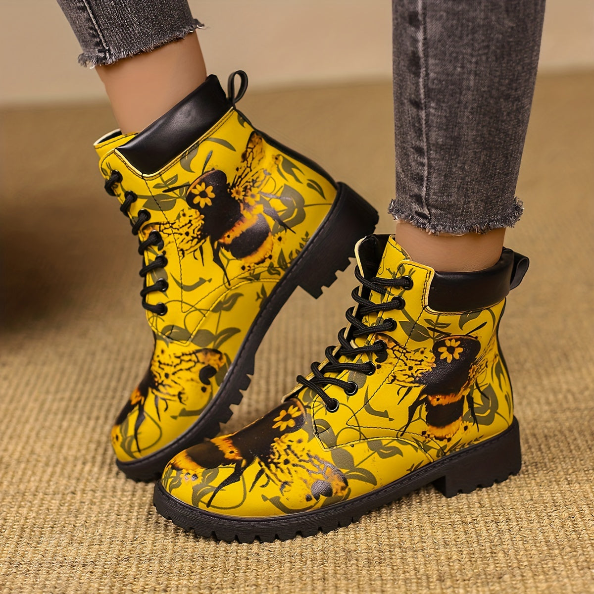 Botas curtas com estampado de abelha na moda para mulheres, botas de tornozelo com atacadores na moda, botas confortáveis para mulheres