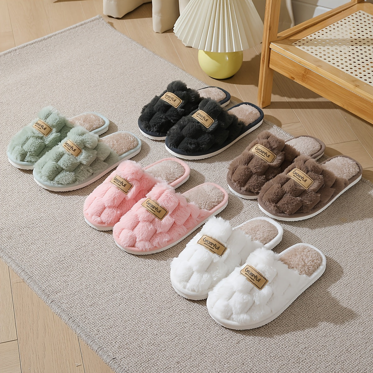 Chinelos de interior de pelúcia para mulheres - Sapatos de casa quentes e macios, sola de EVA antiderrapante, calçado de lounge aconchegante para todas as estações em preto/branco/bege/ - Presente perfeito para casa, spa ou ocasiões especiais - Design fácil de limpar e não lavável, chinelos para senhoras, conforto em casa, simples slipon, construção durável, calçado confortável, lounge em casa, elegante slipon, material amigável com a pele, sapatos slipon, apaixonados por spa