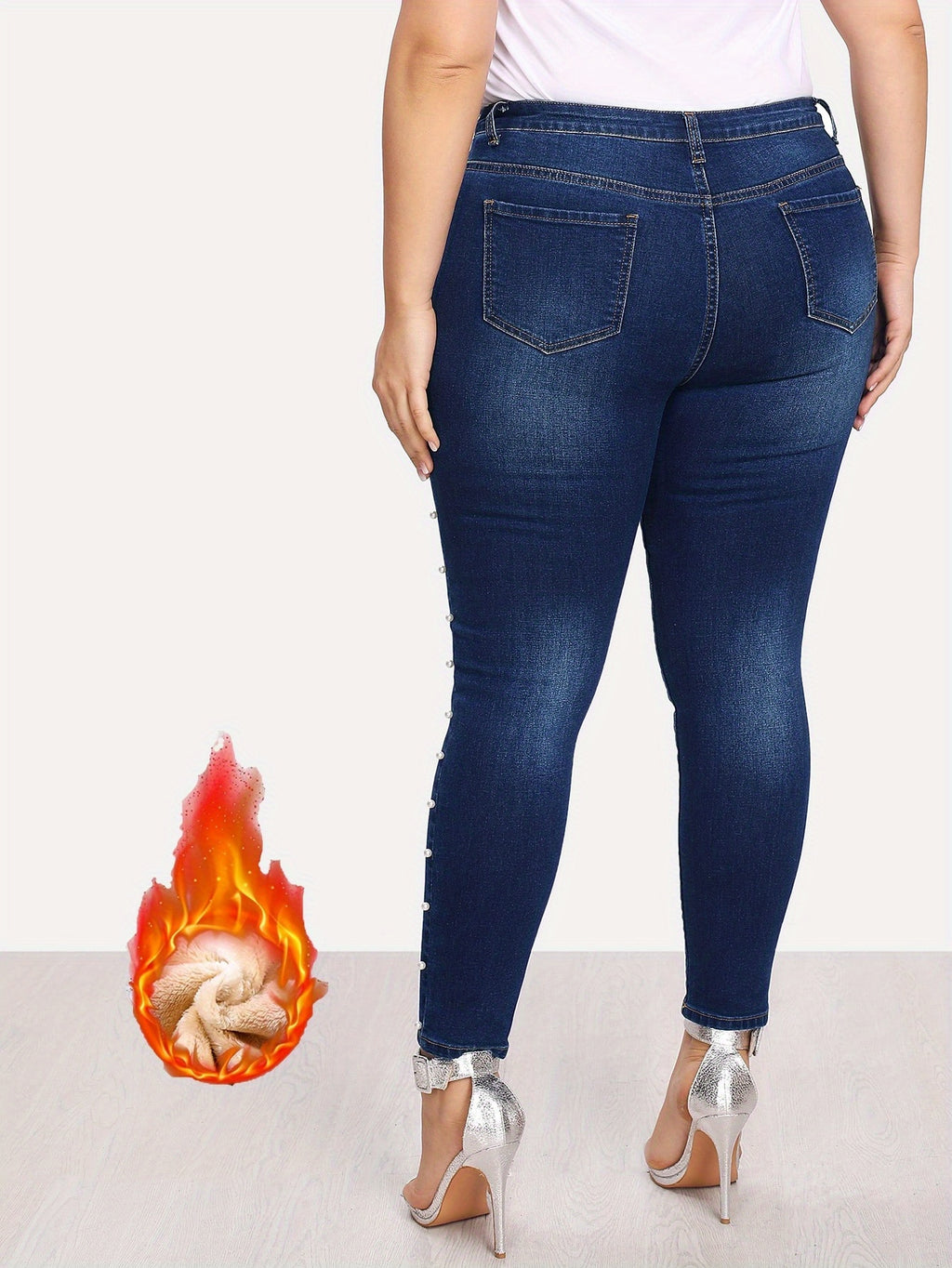 Jeans de Corte Plus-Size com Forro de Lã Estilo Francês, Disponíveis em Cinco Tamanhos, Apresentando um Design de Botão com Aplicações que é Trendy e .