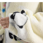 Moletom de Pelúcia Aconchegante com Capuz e Estampa de Panda Fofo - Bolso Oversized, Design Preto e Branco, Lavável na Máquina, Unissex para Uso Interno/Externo, Casaco Teddy Confortável, Textura Macia, Ideal para Relaxar em Casa