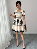 Vestido mini elegante com decote quadrado, estampas modernas, plissados, cintura cinchada para efeito slimming e bordas franzidas com bainha em linha A.