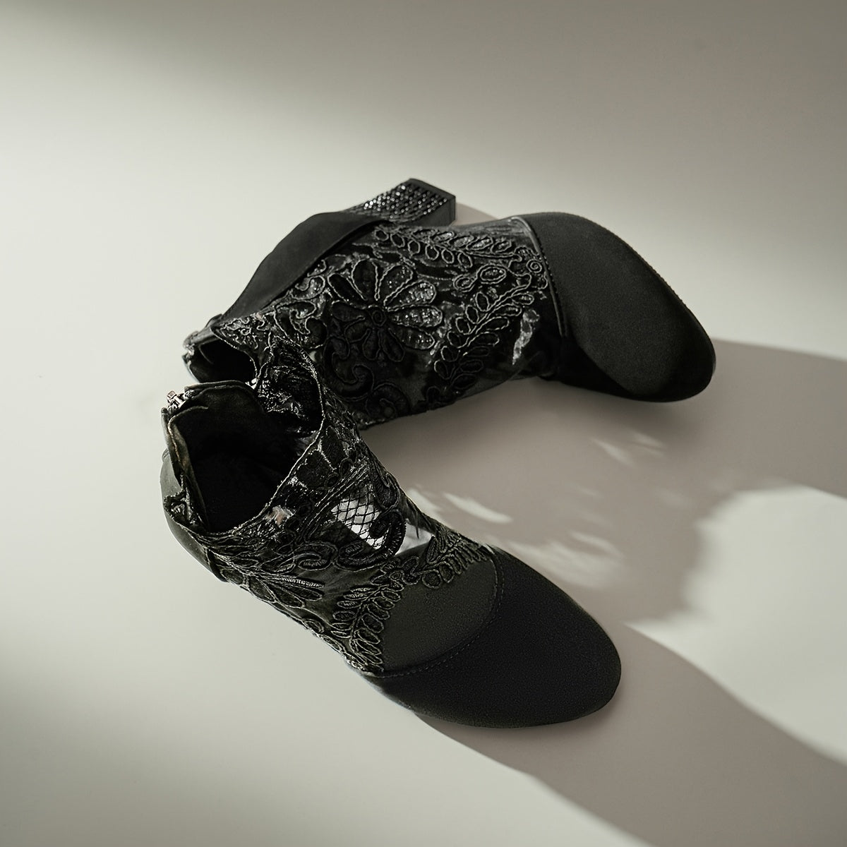 Botas Femininas de Tornozelo: Preto com renda bordada - salto bloco em malha, estilo Gótico e Bohemian. Presente ideal para mulheres, perfeitas para vestidos elegantes, festas, casamentos e viagens