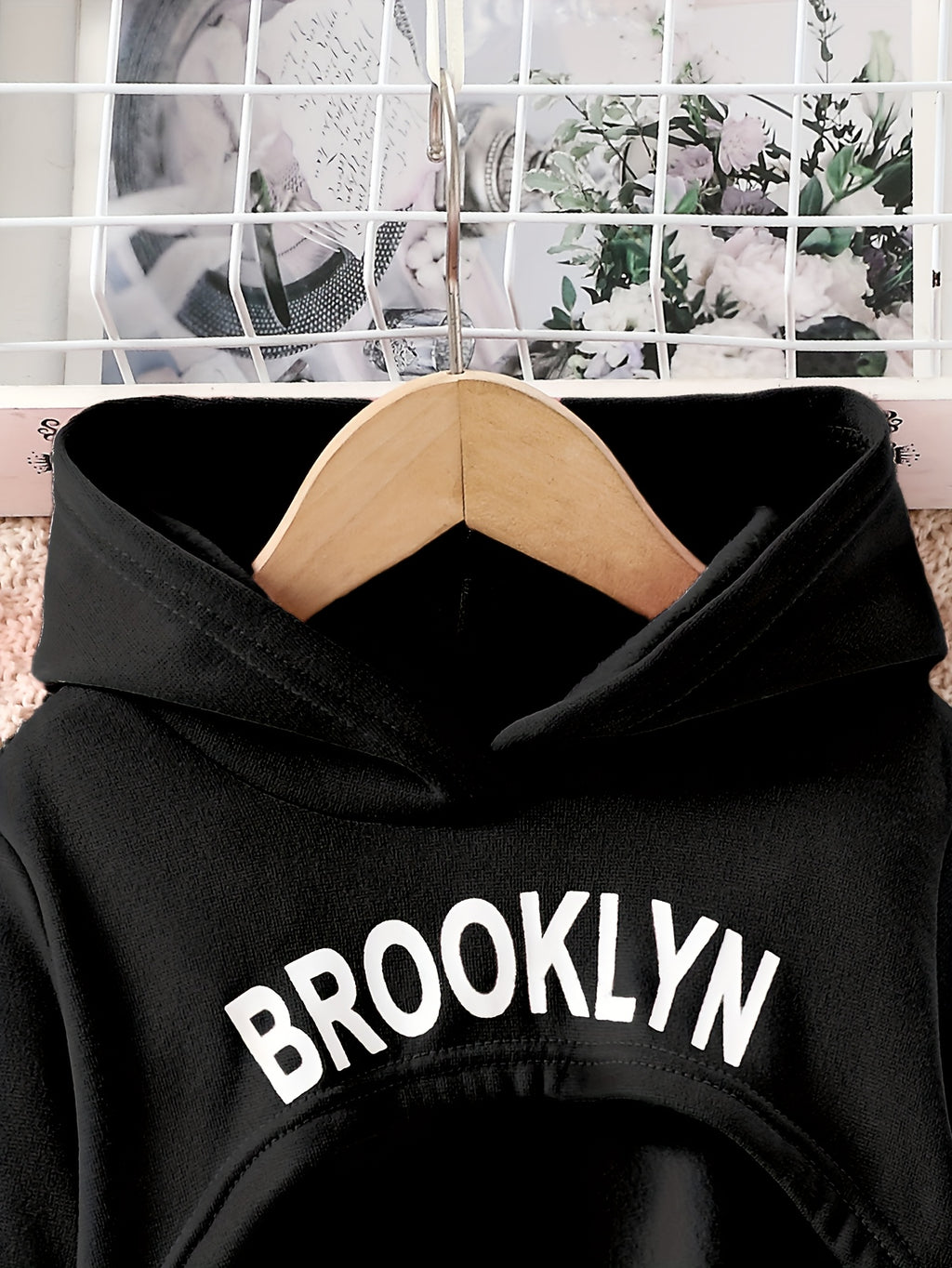 Conjunto de roupas de exterior para meninas na moda para a primavera e outono: camisola de manga comprida com capuz e estampa de letras + colete sem mangas com estampa de letras + calças compridas com cintura elástica, adequado para uso diário casual ou outras ocasiões especiais na primavera e outono, para exterior