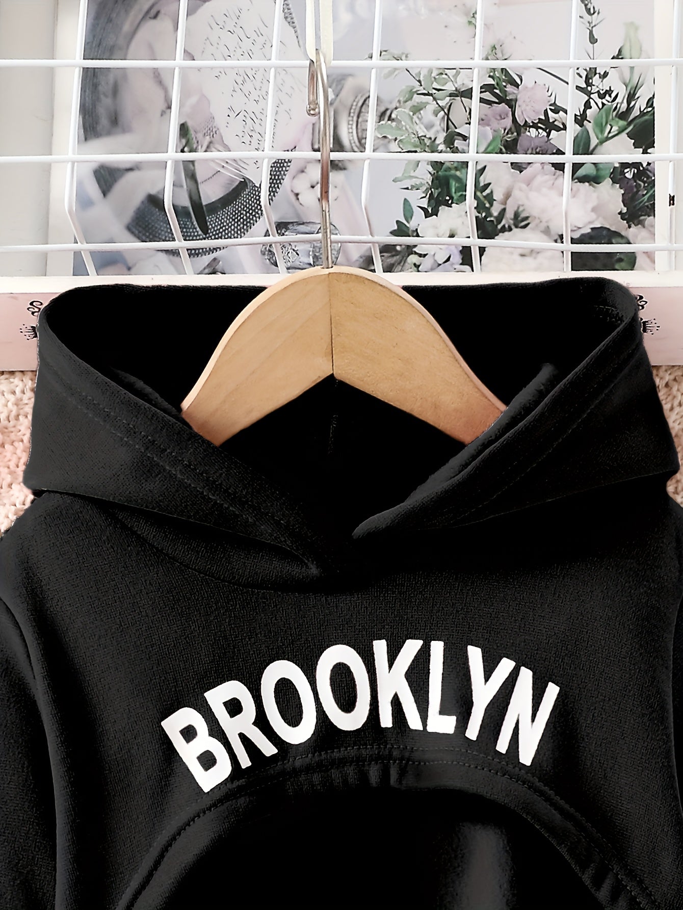 Conjunto de roupas de exterior para meninas na moda para a primavera e outono: camisola de manga comprida com capuz e estampa de letras + colete sem mangas com estampa de letras + calças compridas com cintura elástica, adequado para uso diário casual ou outras ocasiões especiais na primavera e outono, para exterior