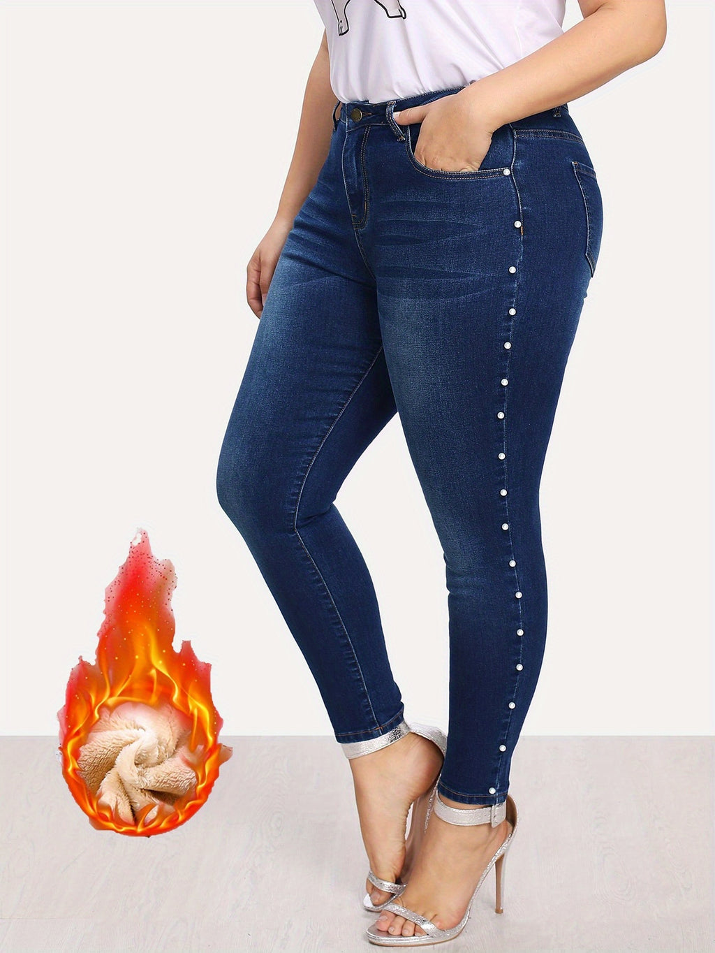 Jeans de Corte Plus-Size com Forro de Lã Estilo Francês, Disponíveis em Cinco Tamanhos, Apresentando um Design de Botão com Aplicações que é Trendy e .