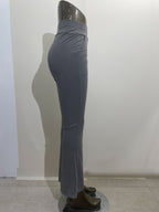 Um par de calças casuais de corte folgado para mulher, com pernas abertas, controlo abdominal e efeito lifting nas ancas, completas com bolsos. Fabricadas com tecido suave e agradável ao toque, oferecem uma sensação de conforto.