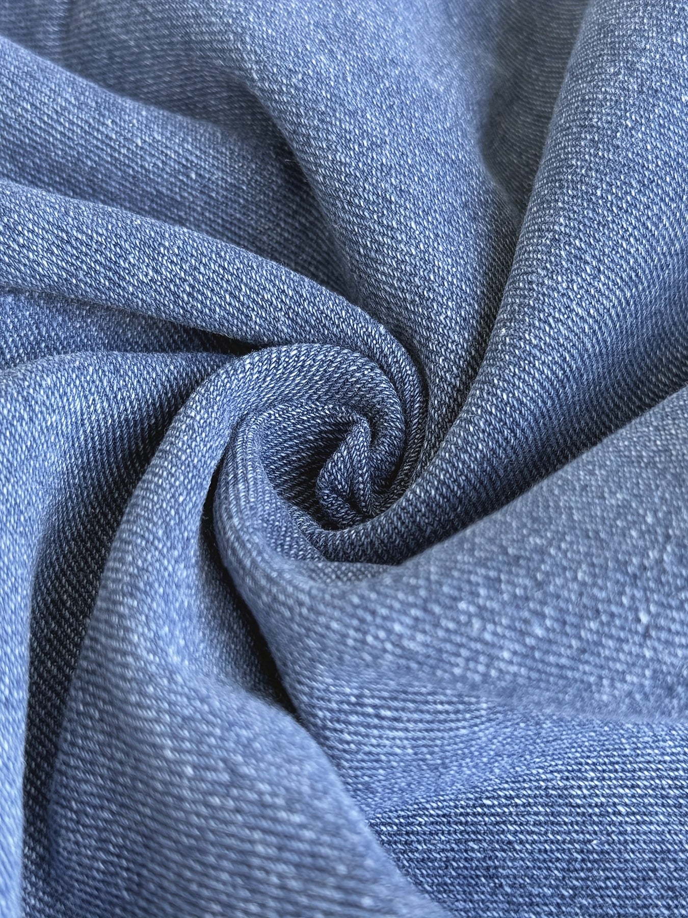 Calças jeans femininas plus size de cintura alta e afunilada, estilo casual e elegante, adequadas para todas as estações