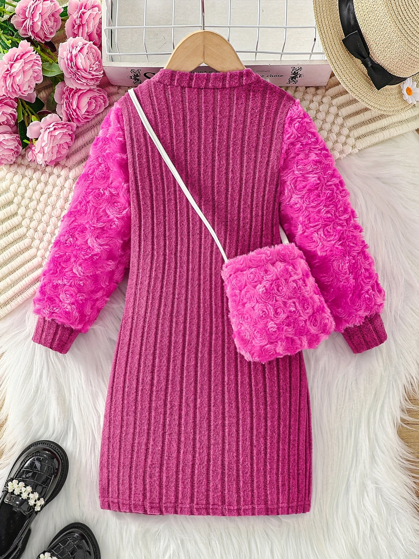 Vestido para meninas e bolsa de cor sólida. A blusa de gola redonda e manga longa é feita de tecido canelado aveludado, com mangas estampadas em padrão de botões de rosa em material fofo como rosas peludas—ideal para uso casual ao ar livre na primavera ou outono