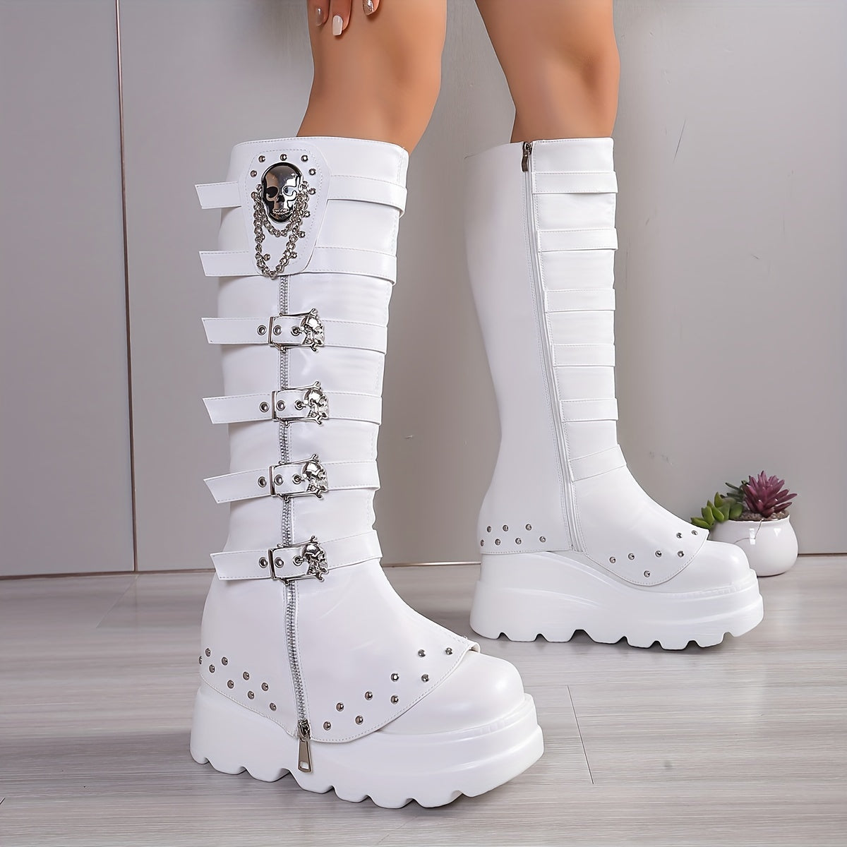 Botas Brancas de Cano Alto para Mulheres com Solas Grossas - Forro de Fleece Quente, Zíper Lateral, Salto Confortável de Cunha, Estilo Punk com Fivela e Detalhe de Corrente, Bico Redondo, Cobertura Falsa para o Inverno