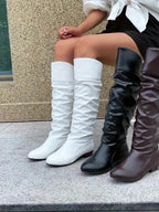 Botas longas plissadas em tamanho grande para mulheres, de cor sólida, fáceis de calçar, com bico redondo, salto médio bloco, forradas em flanela, parte superior em PU e sola de borracha.