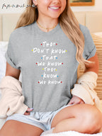 T-shirt gráfica inspirada no programa de TV "Eles não sabem que nós sabemos que eles sabem" - T-shirt casual de manga curta para mulheres, tecido macio, decote redondo, branco com letras coloridas, tamanhos S-XXL, roupa de uso diário | Camiseta com citação divertida | Ajuste confortável, camisetas para senhoras