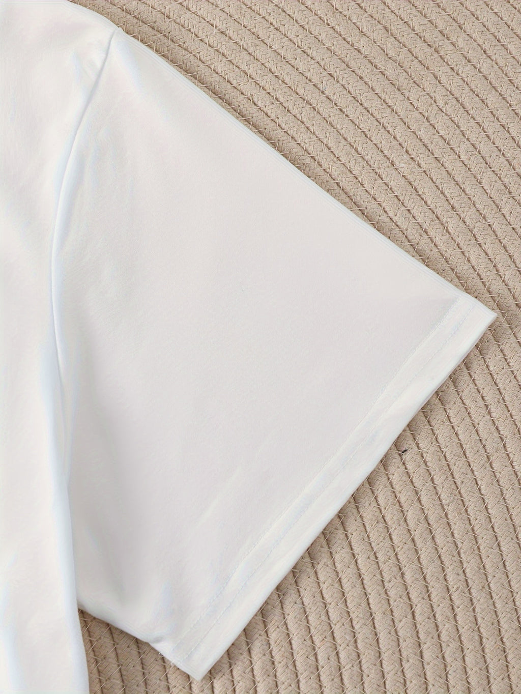 Camiseta Feminina com Estampa de Árvore de Natal - Blusa Branca Festiva com Frase "Merry Christmas", Gola Redonda Leve para Festas, Reuniões em Família e Uso Diário no Inverno - Roupa Lavável à Máquina com Guirlanda de Árvore de Natal