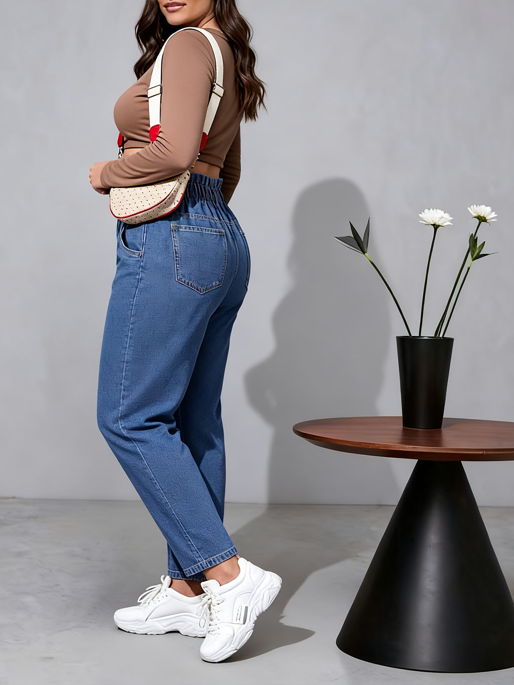 Calças jeans femininas plus size de cintura alta e afunilada, estilo casual e elegante, adequadas para todas as estações