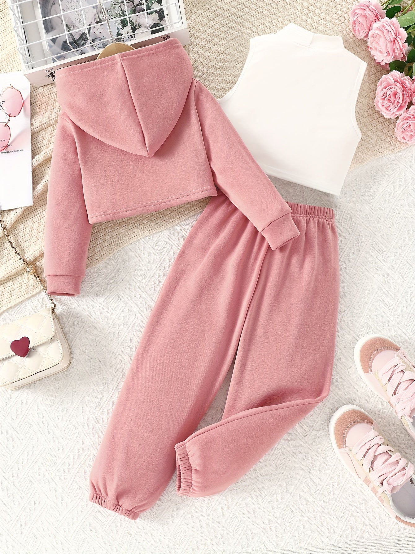 Conjunto de roupas de exterior para meninas na moda para a primavera e outono: camisola de manga comprida com capuz e estampa de letras + colete sem mangas com estampa de letras + calças compridas com cintura elástica, adequado para uso diário casual ou outras ocasiões especiais na primavera e outono, para exterior