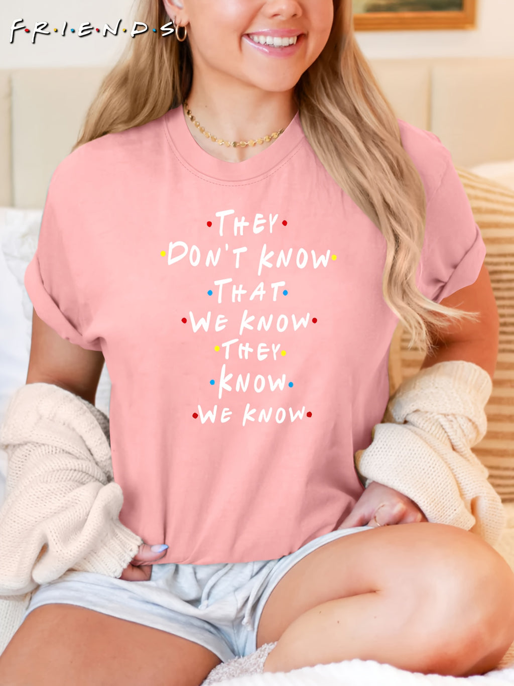 T-shirt gráfica inspirada no programa de TV "Eles não sabem que nós sabemos que eles sabem" - T-shirt casual de manga curta para mulheres, tecido macio, decote redondo, branco com letras coloridas, tamanhos S-XXL, roupa de uso diário | Camiseta com citação divertida | Ajuste confortável, camisetas para senhoras