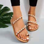 Sandálias Femininas com Tira no Tornozelo - Tira T com Contas Brancas, Sapatilha Aberta e Antiderrapante, Solado TPR e Parte Superior em Faux - Ideal para Casamentos na Praia, Festas e Eventos Boho - Calçado Elegante para Looks de Festa