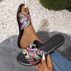 Sandálias de Verão Casuais para Mulheres - Elegantes Chinelos Planos de Dedo Aberto com Padrão Geométrico Vibrante, Cano Marrom e Sola de Borracha Preta, Perfeitas para a Praia ou Vestuário Casual, Calçado de Praia | Sandálias com Padrão Geométrico | Sandálias com Cano de Lona