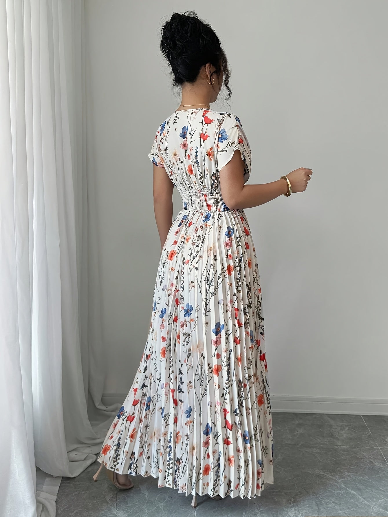 Vestido elegante com estampa floral e decote em V para mulheres com costas cruzadas, cintura com plissados, silhueta em A, manga curta, tecido de poliéster leve, perfeito para o verão, vestidos fofos