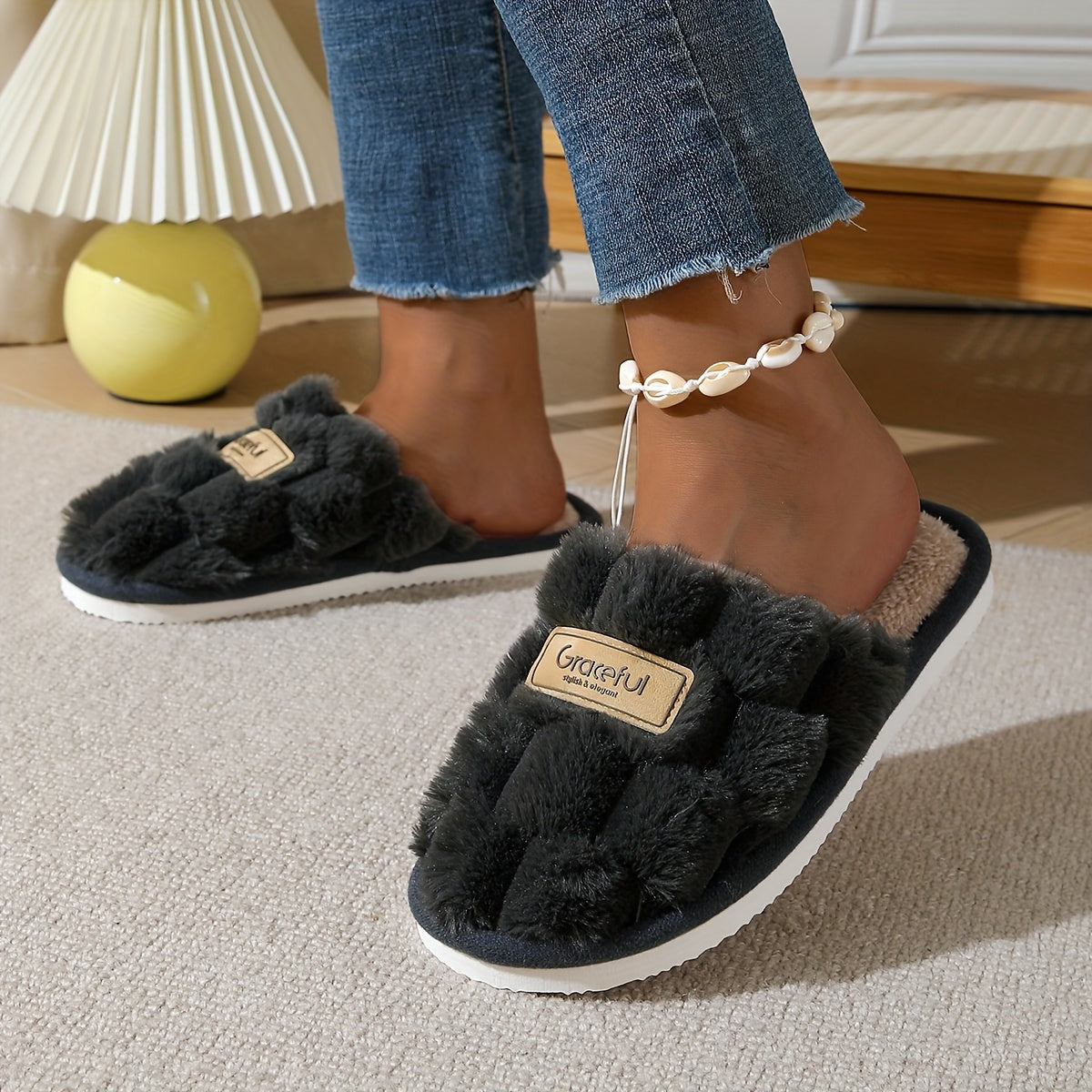 Chinelos de interior de pelúcia para mulheres - Sapatos de casa quentes e macios, sola de EVA antiderrapante, calçado de lounge aconchegante para todas as estações em preto/branco/bege/ - Presente perfeito para casa, spa ou ocasiões especiais - Design fácil de limpar e não lavável, chinelos para senhoras, conforto em casa, simples slipon, construção durável, calçado confortável, lounge em casa, elegante slipon, material amigável com a pele, sapatos slipon, apaixonados por spa