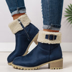 Botas Femininas de Cano Curto, Clássicas e Confortáveis. Botas de Inverno em Cores Quentes: Caqui, Preto e Bege. Botas de Cor Sólida, Forradas com Fleece, Aumentam a Altura e Antiderrapantes, Leves, com Bico Redondo Fofo. Gola Macia e Peluda. Botas Femininas Estilosas para Outono/Inverno, Inspiradas