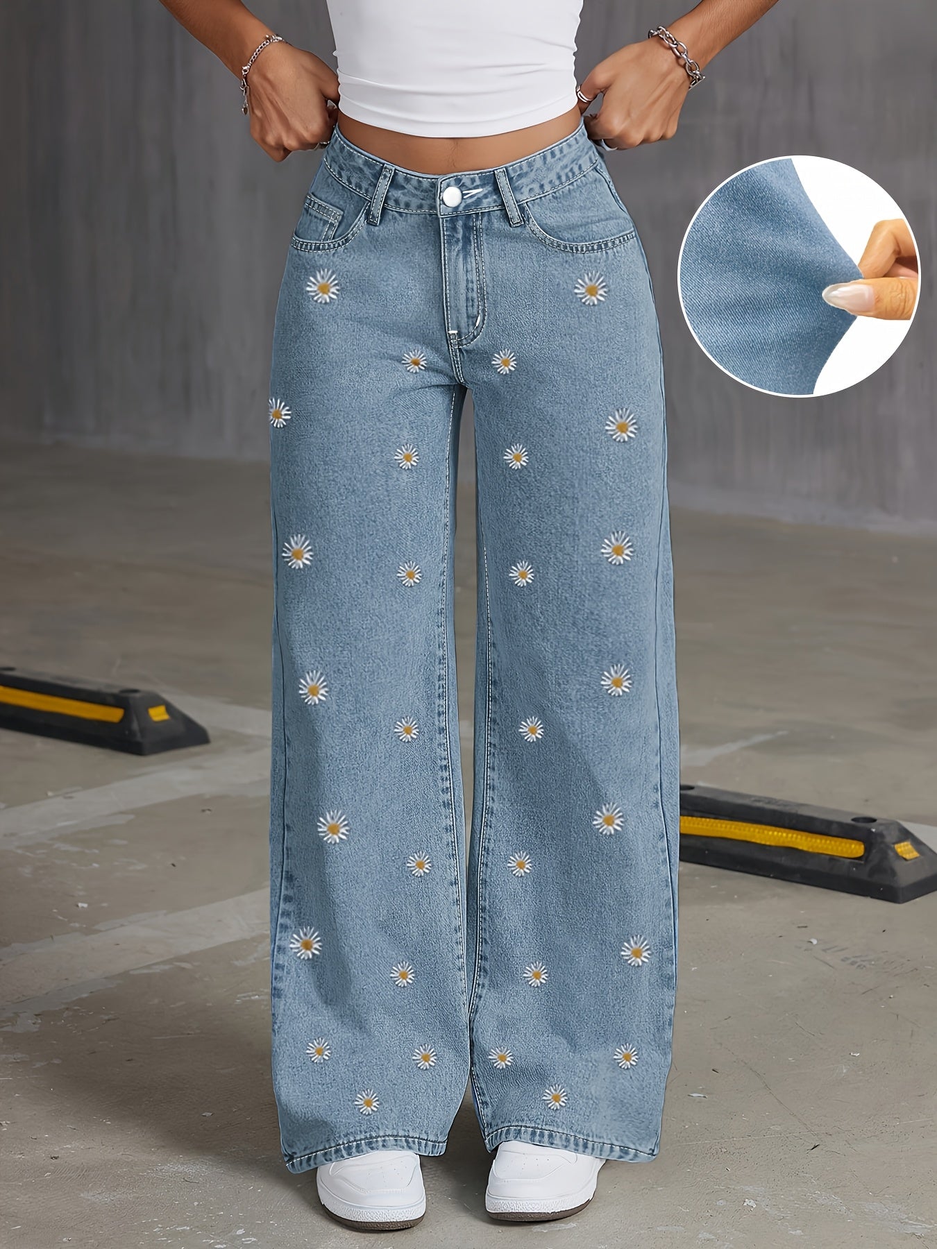Jeans de cintura subida e perna reta com padrão elegante de margaridas bordadas | Corte oversized, para usar em todas as estações, ganga azul clara, fecho com botões