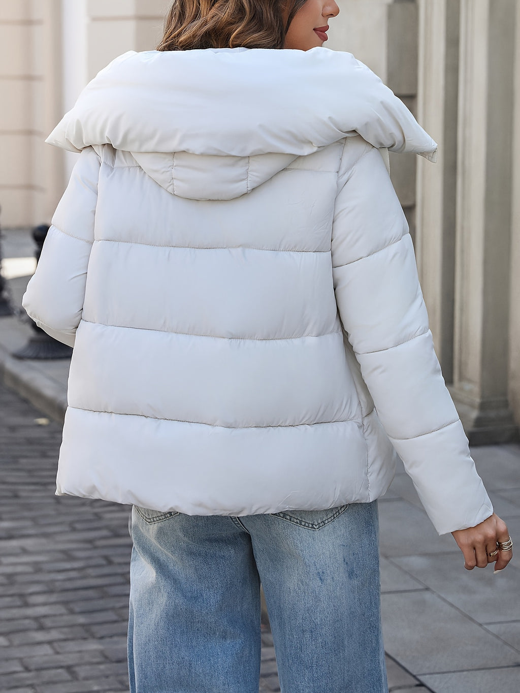 Casaco de Puffer Leve para Mulheres - Elegante Casaco Cortado Branco com Capuz e Bolsos com Zíper Duplo, Mangas Longas e Cordão Ajustável, Perfeito para Outono e Inverno, Estilo Casual, Roupa de Inverno Casual | Casaco de Capuz Elegante | Capuz com Cordão Ajustável