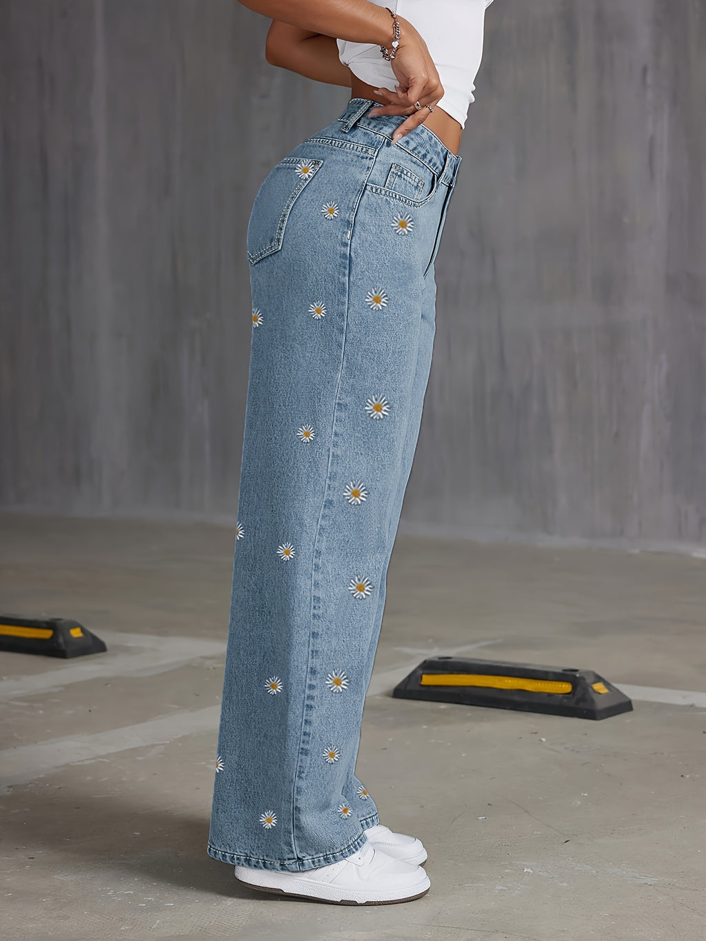 Jeans de cintura subida e perna reta com padrão elegante de margaridas bordadas | Corte oversized, para usar em todas as estações, ganga azul clara, fecho com botões