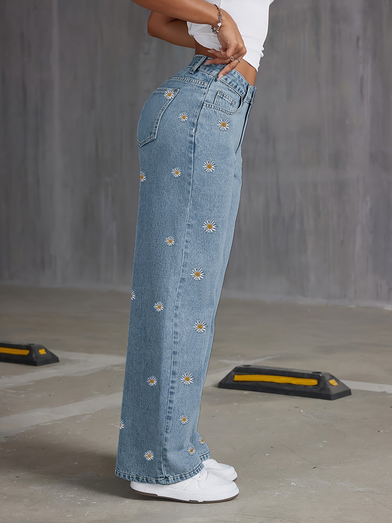 Jeans de cintura subida e perna reta com padrão elegante de margaridas bordadas | Corte oversized, para usar em todas as estações, ganga azul clara, fecho com botões
